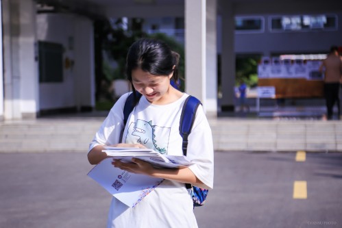 201908【今日五中迎來新主人——阜陽五中千余名新生喜領(lǐng)通知書】2000k 阜陽日報 阜陽發(fā)布 特約攝影 凡偉 18844908911 (8)_conew1.jpg