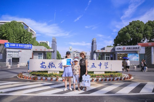 201908【今日五中迎來新主人——阜陽五中千余名新生喜領(lǐng)通知書】2000k 阜陽日報 阜陽發(fā)布 特約攝影 凡偉 18844908911 (18)_conew1.jpg