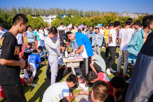 201909【五中社團喜迎新 莘莘學子顯風采——阜陽五中舉行2019年社團納新大會】2000k 阜陽日報 阜陽發(fā)布 特約攝影 凡偉 18844908911-11 (4)_conew1.jpg