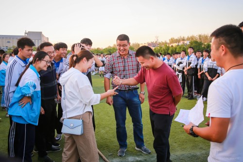 201909【手握長(zhǎng)繩氣蓋世 腳踏綠茵震長(zhǎng)空——阜陽(yáng)五中2018級(jí)高二學(xué)生舉行秋季拔河比賽】2000k 阜陽(yáng)日?qǐng)?bào) 阜陽(yáng)發(fā)布 特約攝影 凡偉 18844908911-17 (13)_conew1.jpg