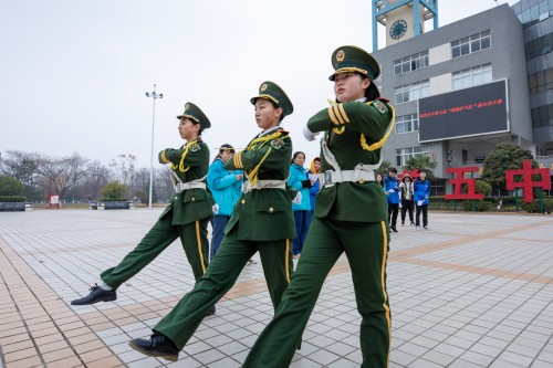 201912【夯實基礎(chǔ) 練就功夫——阜陽五中第七屆國旗護衛(wèi)隊基本功大賽圓滿成功】潁州晚報 阜陽日報 阜陽發(fā)布 特約攝影記者 凡偉 18844908911 (3)_conew1.jpg