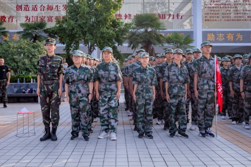 202008【班級(jí)合照 2020級(jí)軍訓(xùn)閉幕式阜陽(yáng)五中】潁州晚報(bào) 阜陽(yáng)日?qǐng)?bào) 特約攝影記者 凡偉 18844908911_conew1.jpg