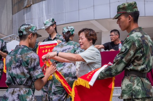 202008【2020級(jí)軍訓(xùn)閉幕式 阜陽(yáng)五中】潁州晚報(bào) 阜陽(yáng)日?qǐng)?bào) 特約攝影記者 凡偉 18844908911-12_conew1.jpg