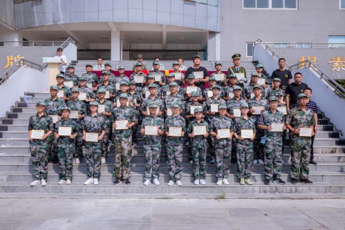 202008【2020級(jí)軍訓(xùn)閉幕式 阜陽(yáng)五中】潁州晚報(bào) 阜陽(yáng)日?qǐng)?bào) 特約攝影記者 凡偉 18844908911-9_conew1.jpg