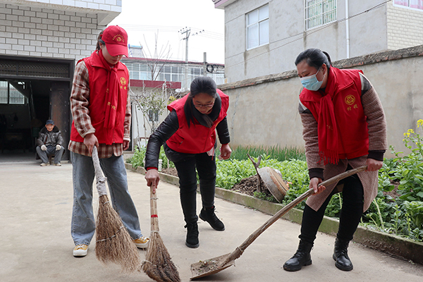 王崗鎮(zhèn)村嫂鄭靜靜，羅穎，方培風(fēng)，發(fā)揮環(huán)境監(jiān)督并幫助孤老清理居室環(huán)境.jpg