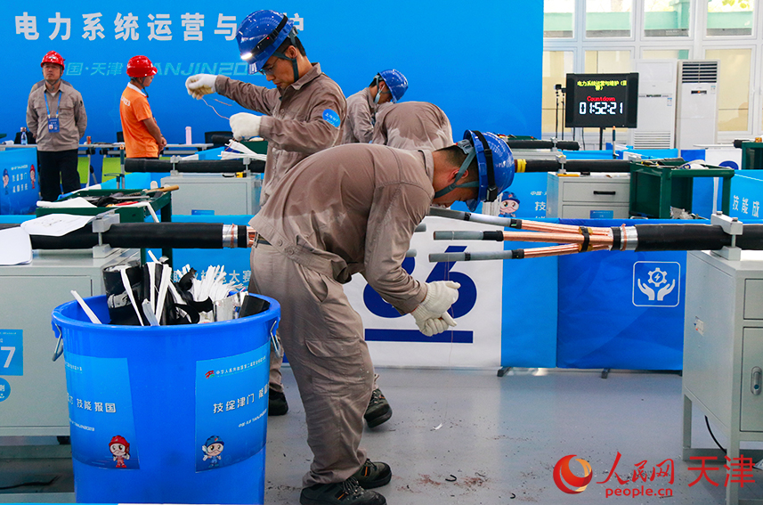 第二屆全國(guó)技能大賽“電力系統(tǒng)運(yùn)營(yíng)與維護(hù)”比賽現(xiàn)場(chǎng)。人民網(wǎng)記者 唐心怡攝