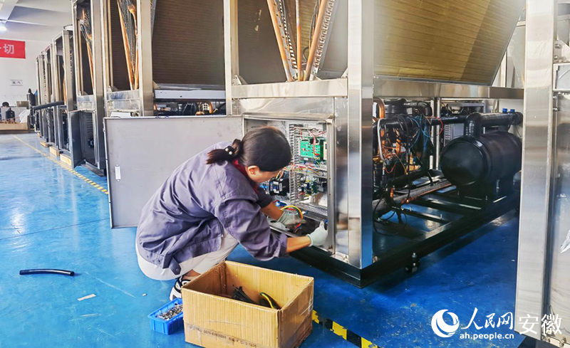 馬鞍山佧諾科技有限公司工人正在組裝設(shè)備。人民網(wǎng)記者 周坤攝