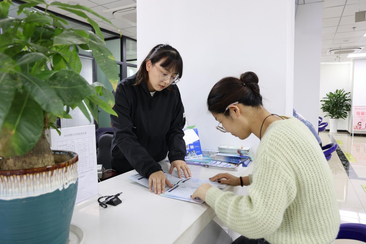 慈湖高新區(qū)政務(wù)中心大廳，工作人員正在給市民介紹相關(guān)政策。慈湖高新區(qū)管委會供圖