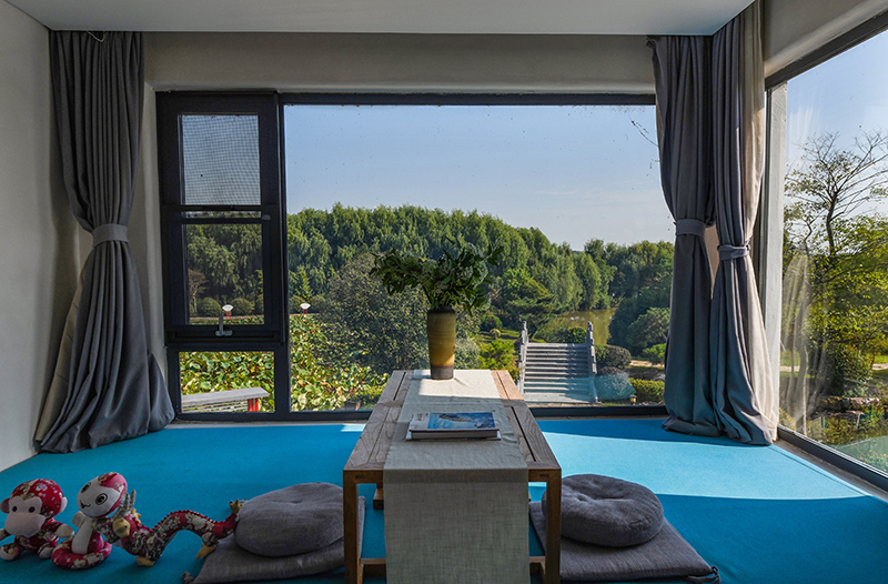 位于四頂山腳下的四頂山居，推窗見景，望山親水。吳芳攝