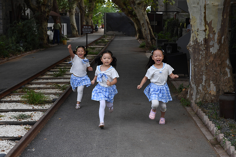 由礦場家屬區(qū)改造而來的“鮮花小院”民宿，深受孩子們的喜愛。吳芳攝