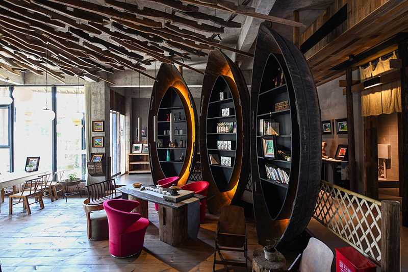 漁船、船槳……花田·僑鄉(xiāng)里的裝飾材料，多是從當(dāng)?shù)靥詠淼呐f物。 吳芳攝