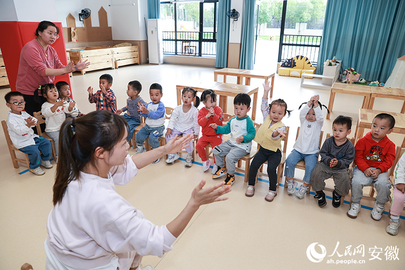 開(kāi)展“安心托幼”行動(dòng)，增加公辦園學(xué)位、托位。人民網(wǎng)記者 張俊攝