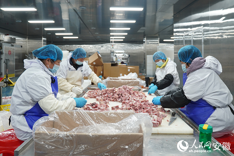 安徽寶臨食品有限公司內(nèi)，工人們正在將切割出來的牛腩篩選打包。人民網(wǎng)記者 陳若天攝