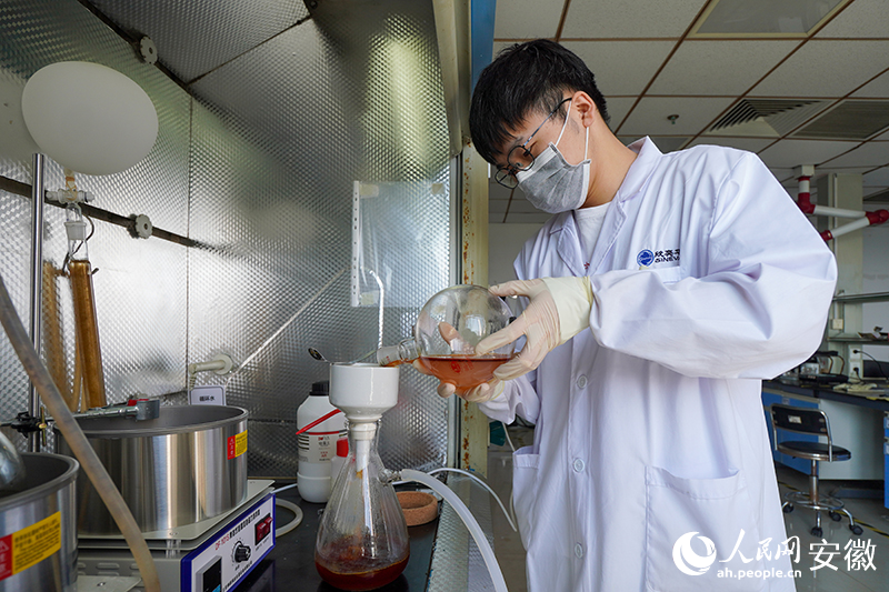 欣奕華實(shí)驗(yàn)室內(nèi)，工作人員正在進(jìn)行實(shí)驗(yàn)。人民網(wǎng)記者 陳若天攝