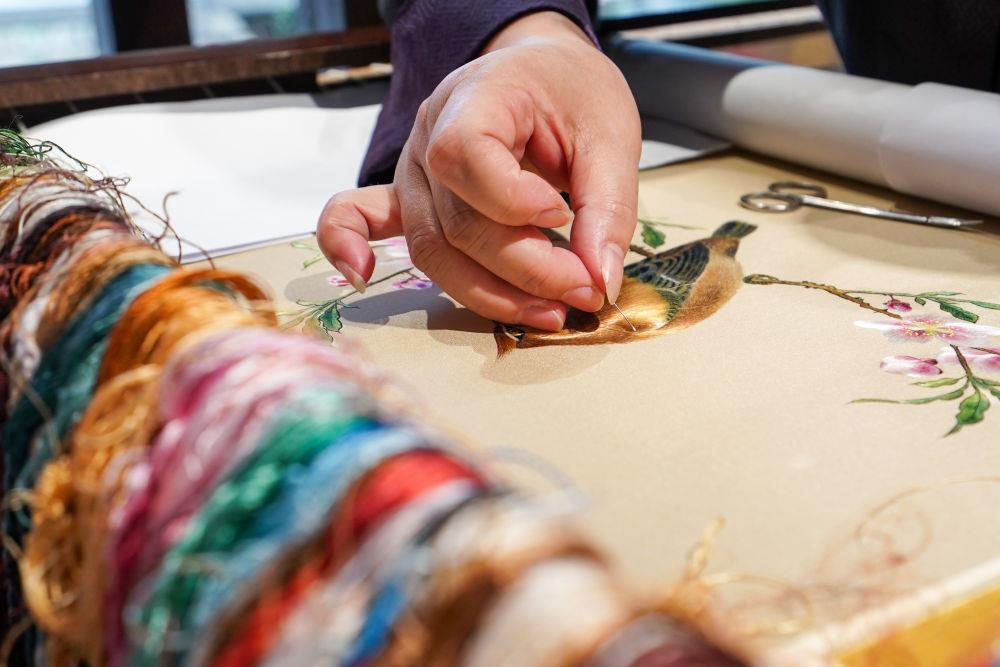 △2023年7月6日，盧建英在江蘇蘇州平江路的工作室內(nèi)刺繡。