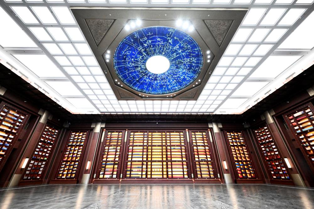 △中國國家版本館中央總館“文瀚閣”內(nèi)景。星空穹頂上是一幅宋代石刻天文圖，傳遞著“文瀚閣”的寓意：中華文明如星空般浩瀚璀璨。