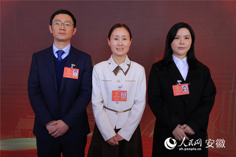 安徽省人大代表丁?。ㄗ螅?、方少杰（中）、周冰一（右）回答記者提問(wèn)。人民網(wǎng)記者 王曉飛攝