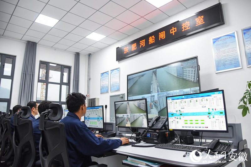 東淝河船閘總控室。人民網(wǎng)記者 李希蒙攝