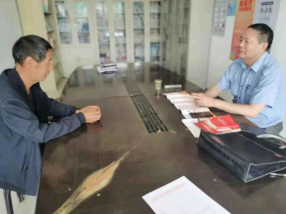 吳夕品（右一）在調(diào)解。蚌埠市淮上區(qū)吳小街鎮(zhèn)供圖