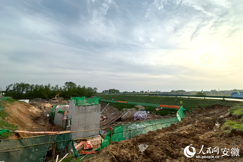正在加緊施工的提水泵站。人民網(wǎng)記者 汪瑞華攝