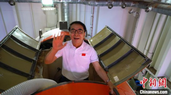 白春禮院士出艙揮手留影。中國(guó)科學(xué)院深海所/供圖