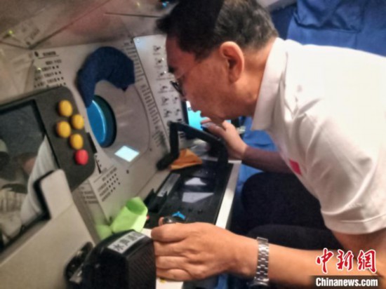 白春禮院士在載人潛水器艙內(nèi)工作。中國(guó)科學(xué)院深海所/供圖