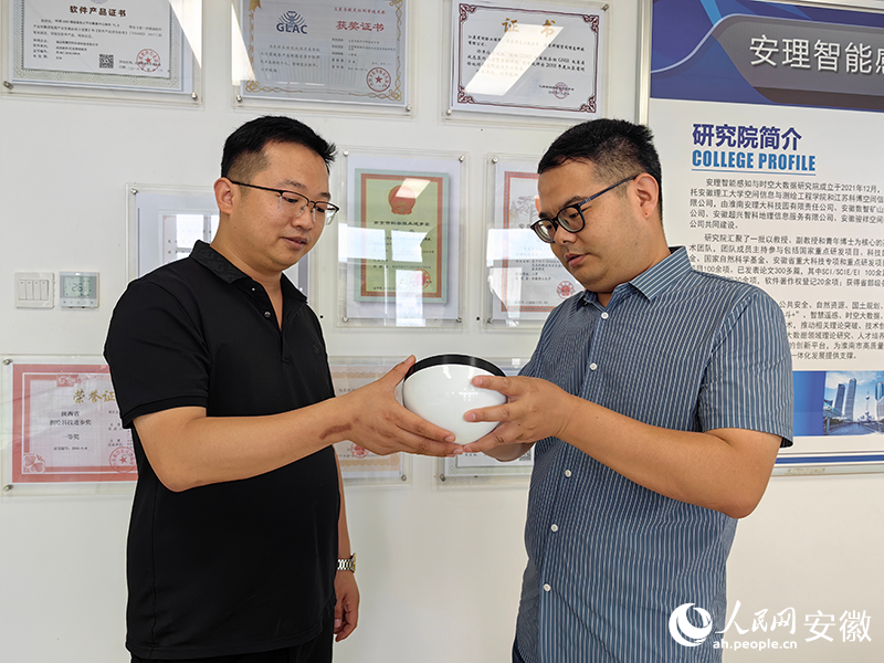 劉春陽和陳健在溝通最新產(chǎn)品的性能情況。人民網(wǎng)記者 韓震震攝