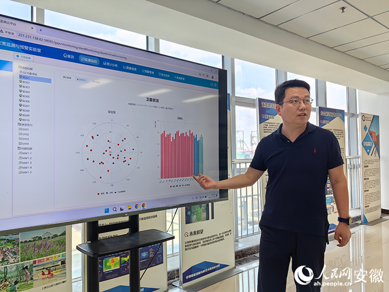 安徽超興公司負(fù)責(zé)人劉超在介紹項(xiàng)目情況。人民網(wǎng)記者 韓震震攝