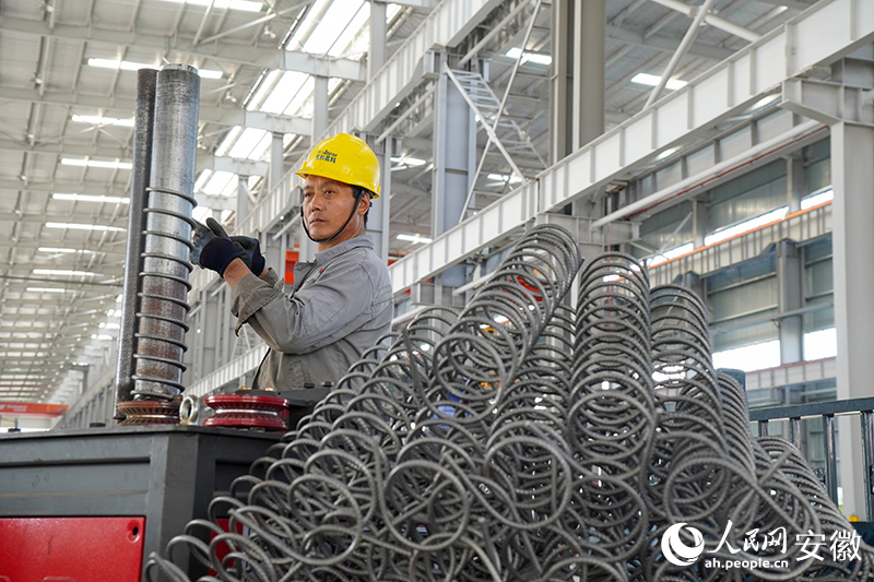 天杉能源科技公司車間內(nèi)，工人正在作業(yè)。人民網(wǎng)記者 陳若天攝.jpg