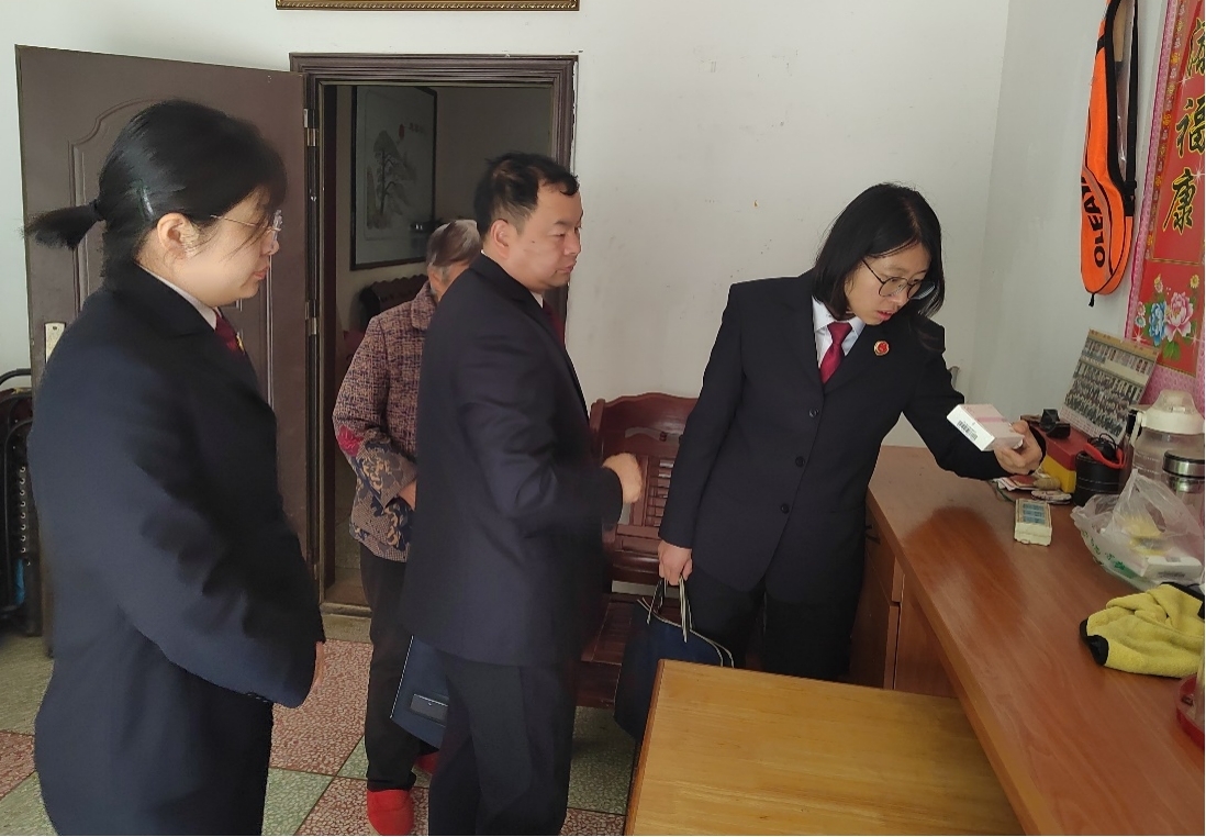 瑯琊區(qū)檢察院檢察官現(xiàn)場走訪救助家庭。瑯琊區(qū)檢察院供圖