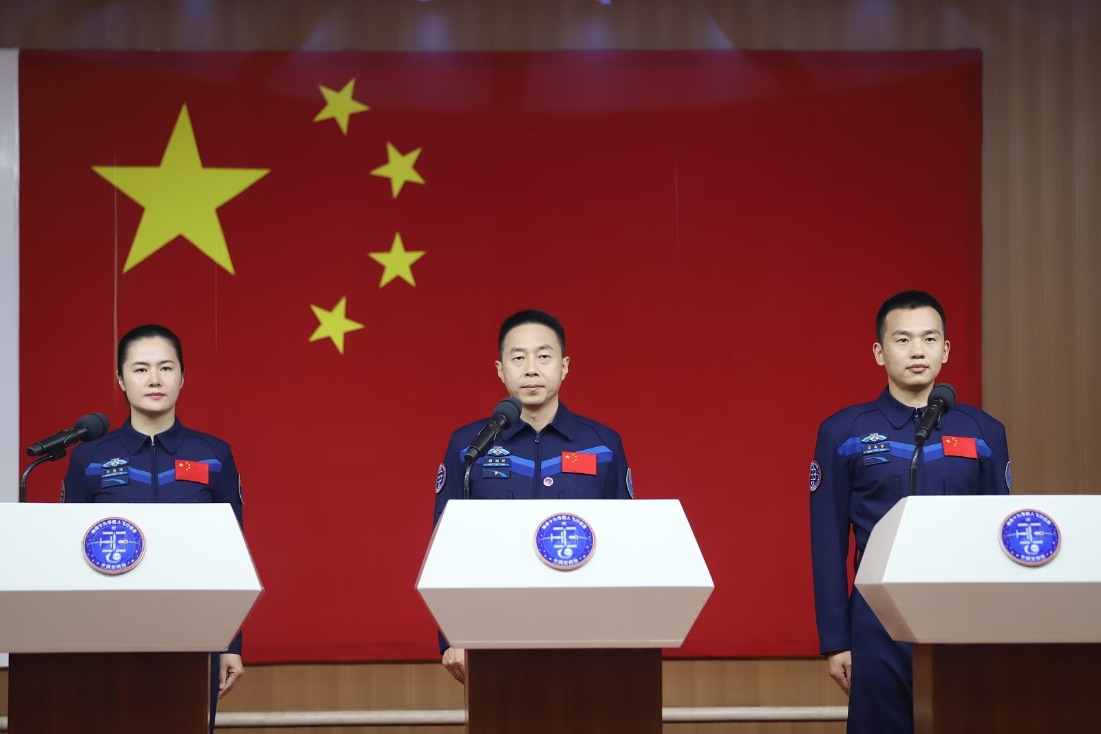 10月29日，神舟十九號(hào)航天員乘組在酒泉衛(wèi)星發(fā)射中心問(wèn)天閣與中外媒體記者集體見(jiàn)面。人民網(wǎng)記者 黃帆攝