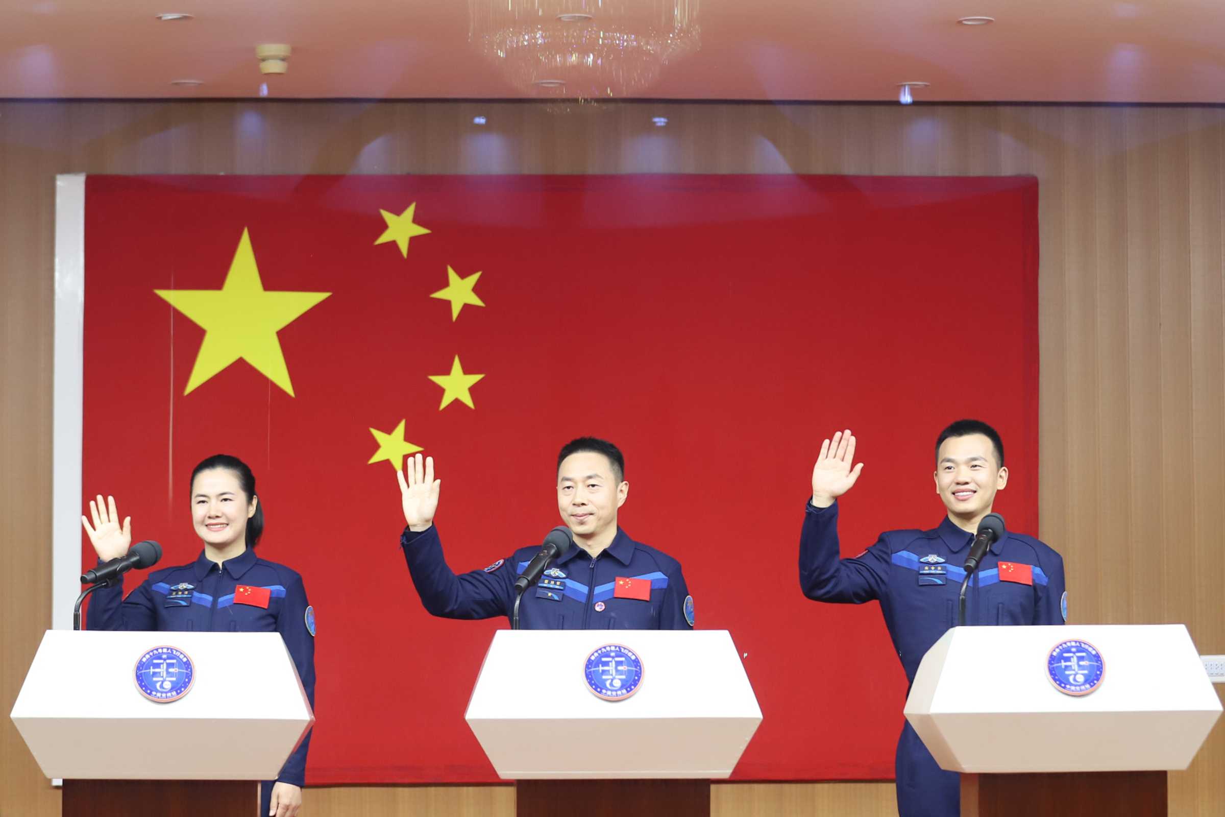 10月29日，神舟十九號(hào)航天員乘組在酒泉衛(wèi)星發(fā)射中心問(wèn)天閣與中外媒體記者集體見(jiàn)面。人民網(wǎng)記者 黃帆攝