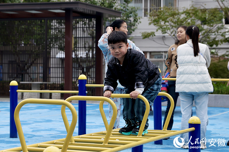 小朋友在小區(qū)廣場玩耍。人民網(wǎng)記者 張俊攝