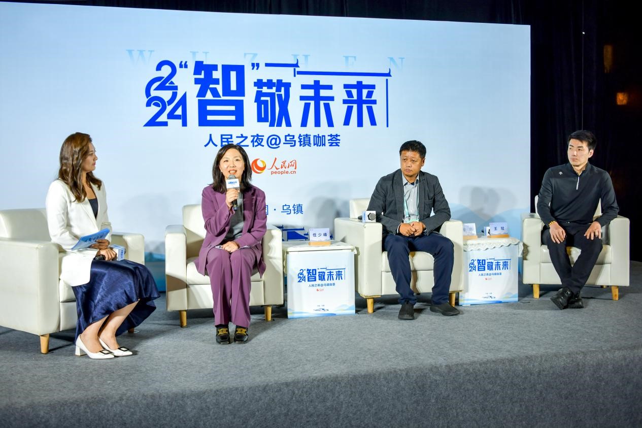在對話環(huán)節(jié)，趣丸科技總編輯、副總裁任少峰，星云智慧機器人CEO李明，可之教育大模型創(chuàng)始人王冠討論“人工智能如何惠及大眾”。人民網記者 任峰濤攝