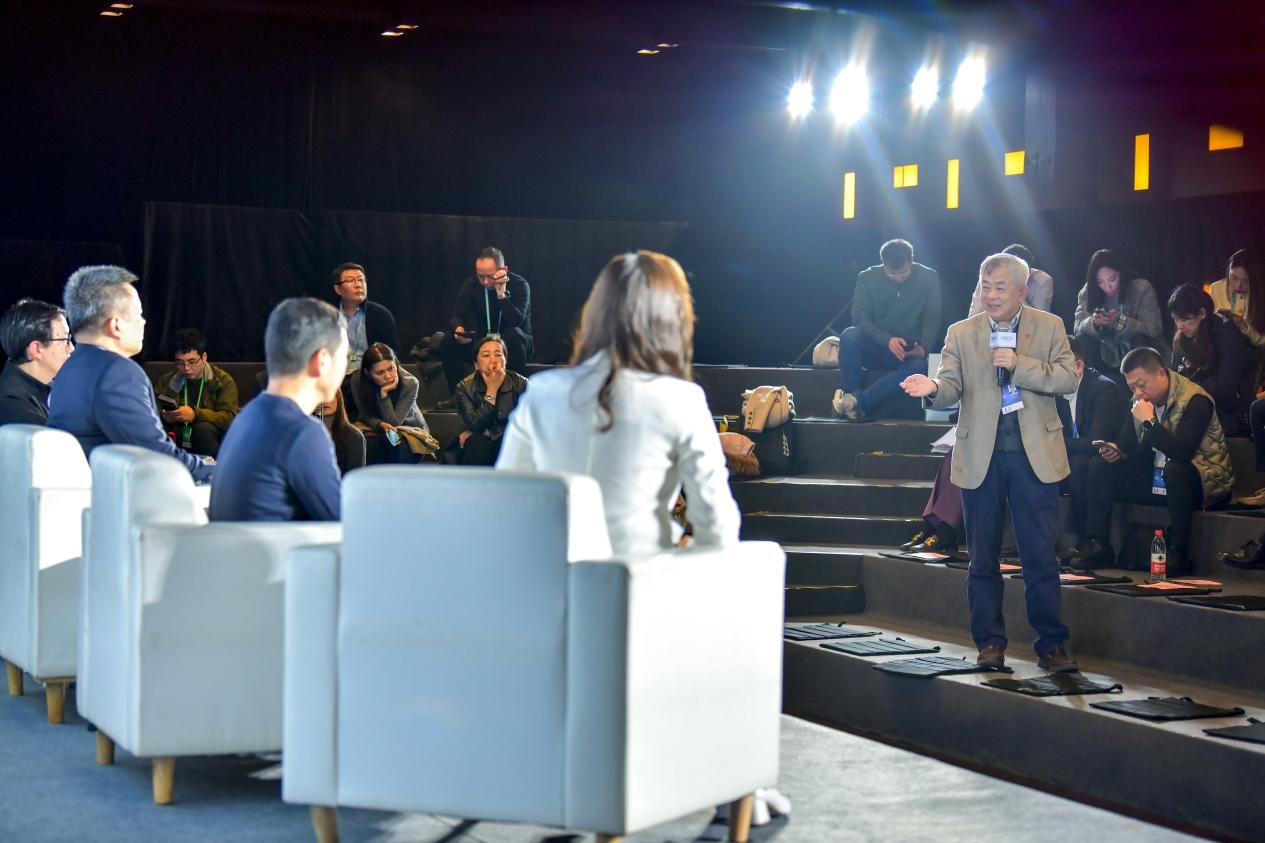 陳長汶教授與對話嘉賓現(xiàn)場互動。人民網記者 任峰濤攝