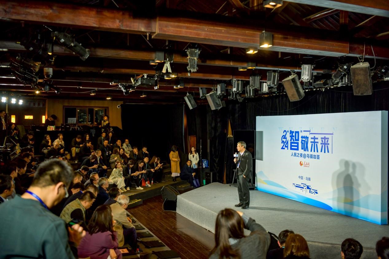 在開場環(huán)節(jié)，清華大學人工智能研究院常務副院長、教授孫茂松發(fā)言分享。人民網記者 任峰濤攝