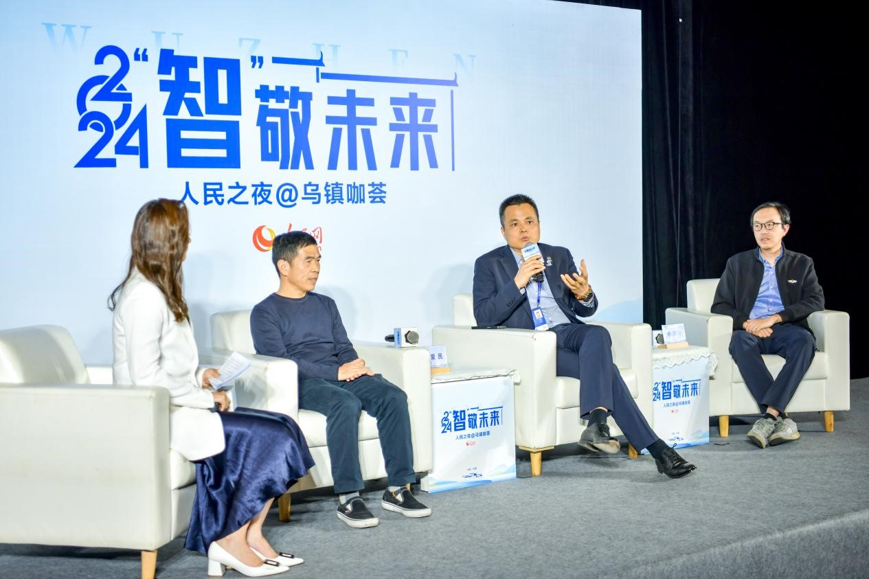 在對話環(huán)節(jié)，之江實驗室高級研究專家潘愛民、伏羲智庫創(chuàng)始人李曉東、麒麟軟件副總經理李震寧探討“‘百模大戰(zhàn)’將卷向何方”。人民網記者 任峰濤攝