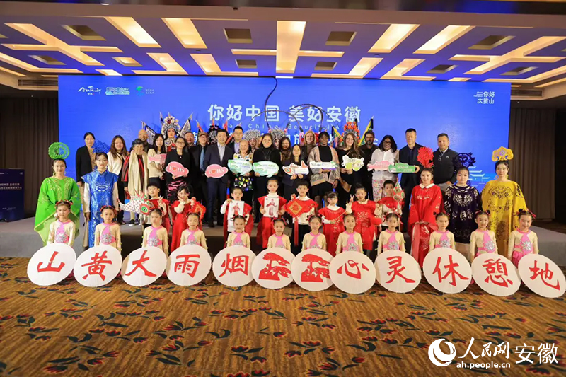 旅行商們與演員們合影。人民網(wǎng)記者 王曉飛攝