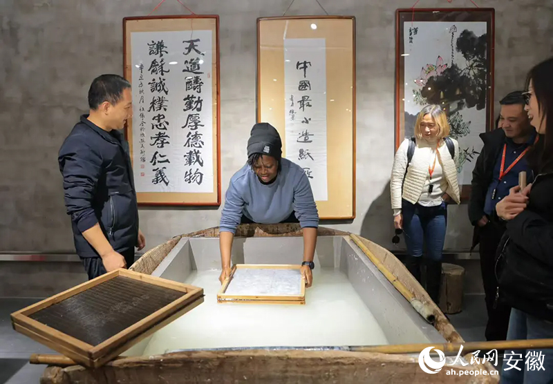 美國旅行商法紹拉·扎伊諾布·托沃布拉體驗宣紙制作工藝。人民網(wǎng)記者 王曉飛攝