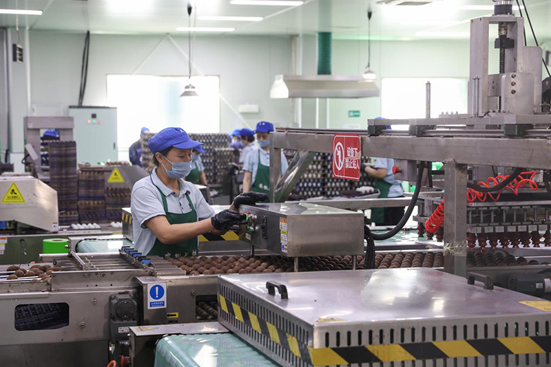 安徽潁上龍耕食品生產(chǎn)線。人民網(wǎng)記者 張俊攝