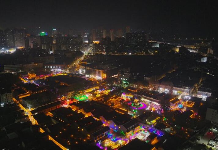 桐城六尺巷新春燈會(huì)夜景。 汪立攝