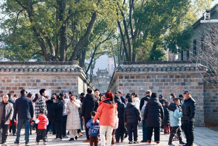 景區(qū)游人如織。 六尺巷景區(qū)供圖