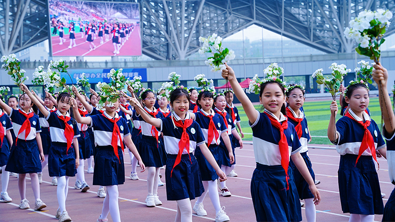 手持茉莉花的學(xué)生方陣。李廣源攝