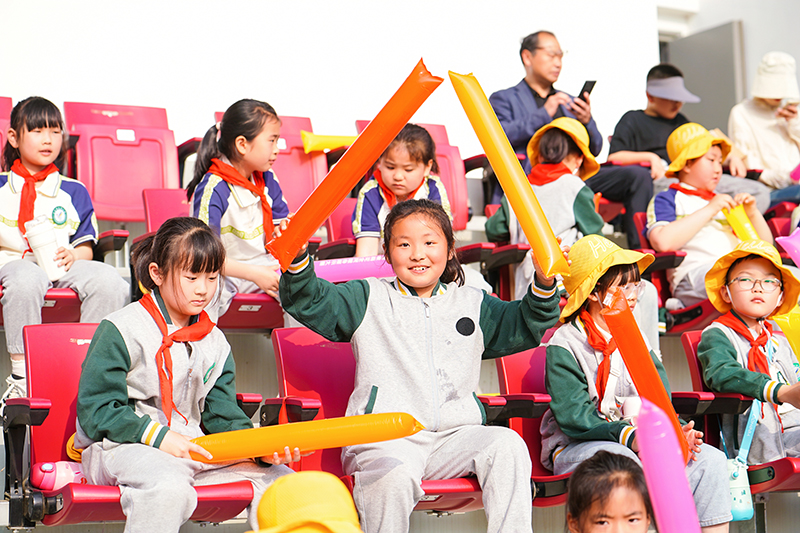 觀看開幕式的學(xué)生。李廣源攝